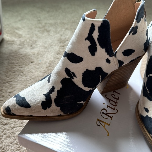 Black n white cow heels - Picture 2 of 7